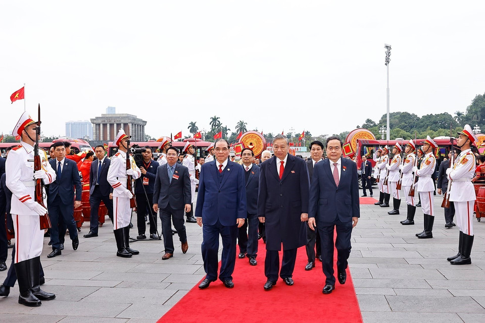 越共中央总书记苏林与党和国家现任及前任领导人出席纪念典礼。图自越通社