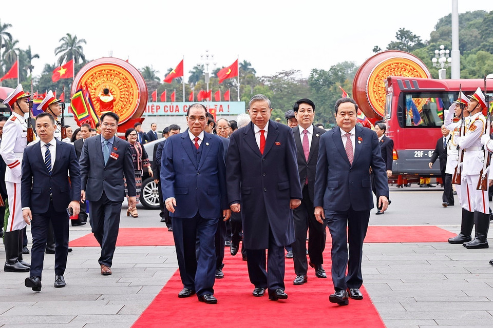 越共中央总书记苏林与党和国家现任及前任领导人出席纪念典礼。图自越通社