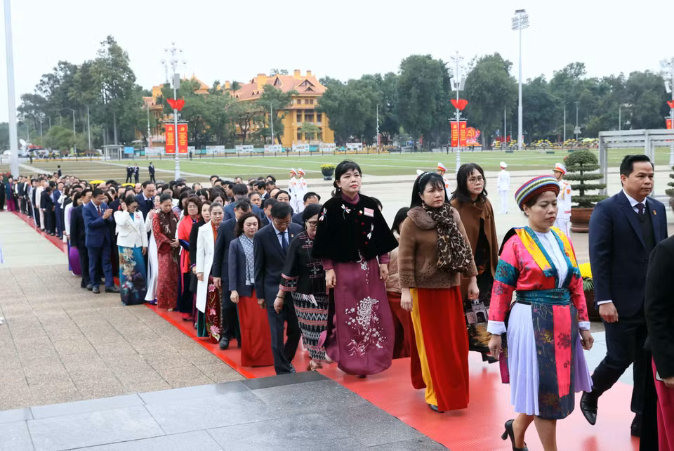 历届国会代表入陵拜谒胡志明主席。图自越通社