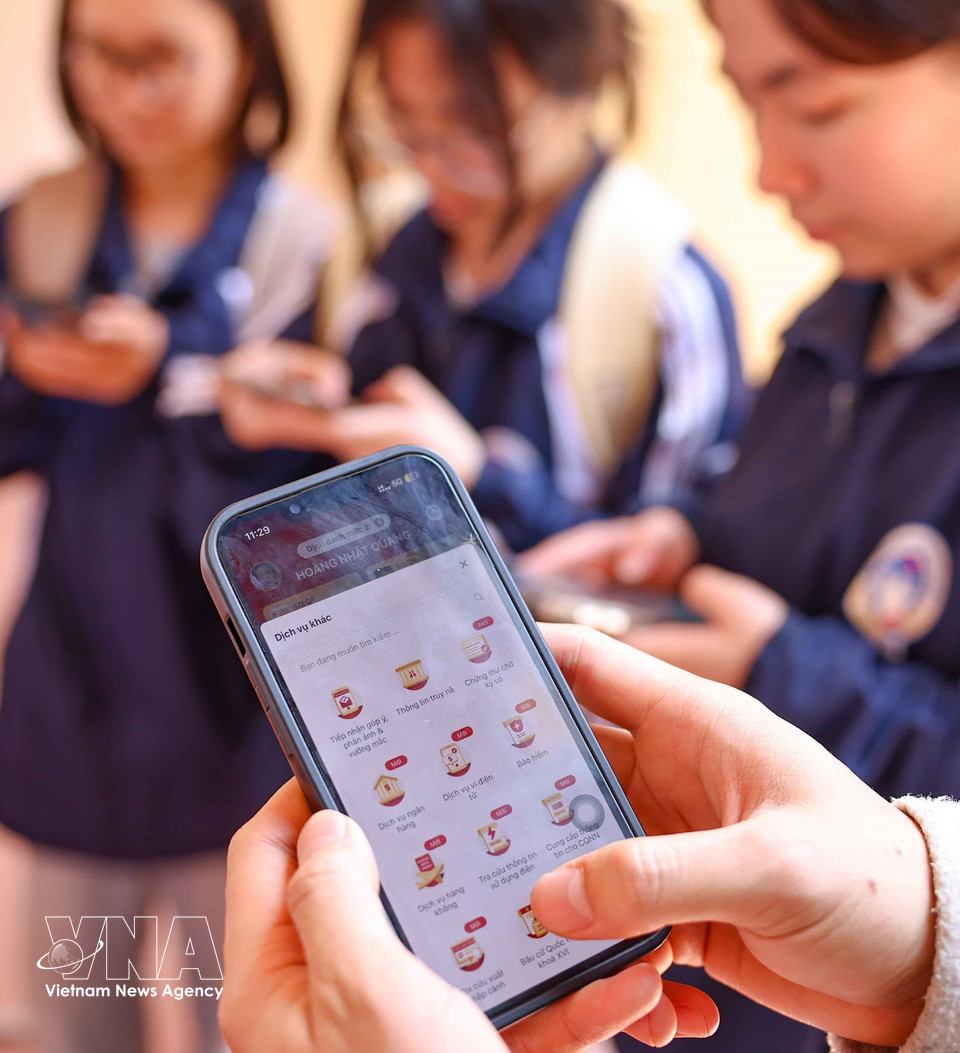 在VNeID上，拥有二级电子身份认证账户的大学生选民可以跟踪自己的投票地点。图自越通社