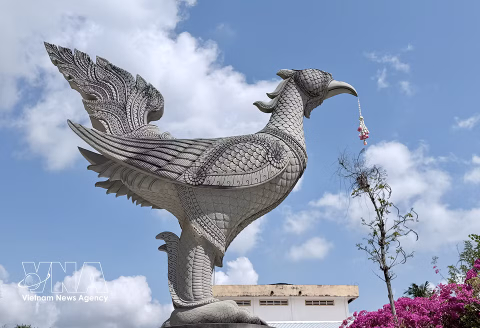 正殿前装饰的神兽雕像带有浓郁的七山地区高棉寺庙建筑印记。图自越通社