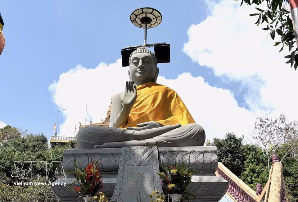 茶帕寺内庄严的佛像，吸引众多佛教徒和游客前来瞻拜。图自越通社