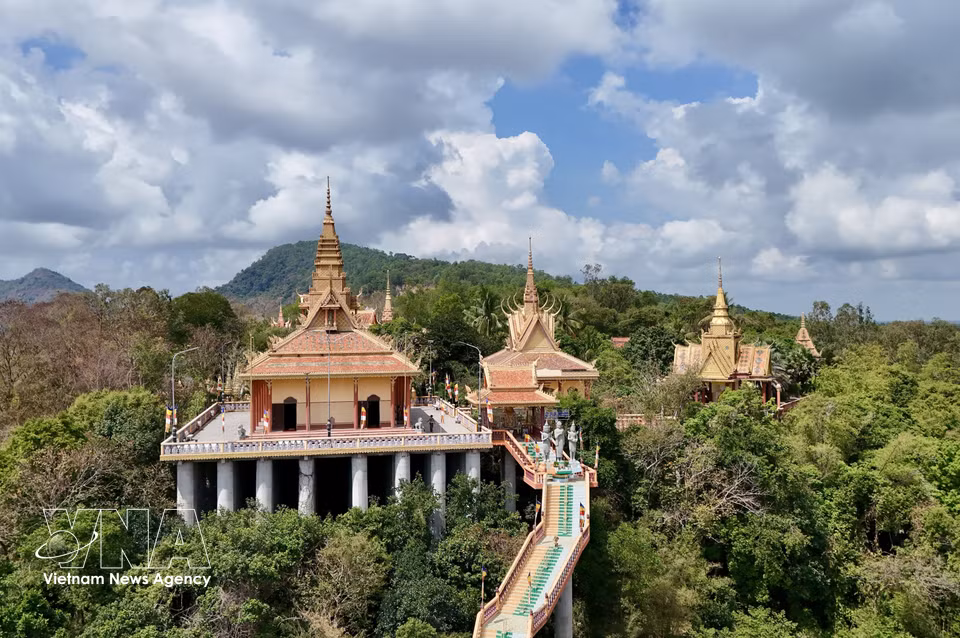 茶帕寺建筑群在安江七山地区的自然景观中格外引人注目。图自越通社