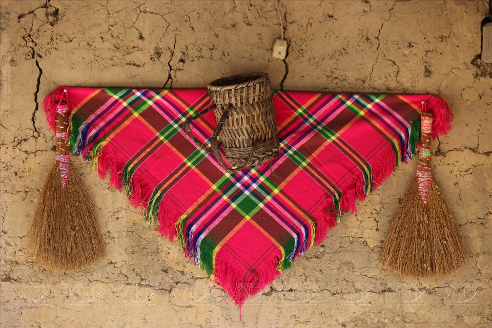 倮倮族的传统服饰与农耕文化。图自越通社