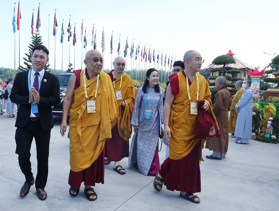 来自各国的僧侣和佛教代表出席2025年联合国卫塞节开幕式。图自越通社