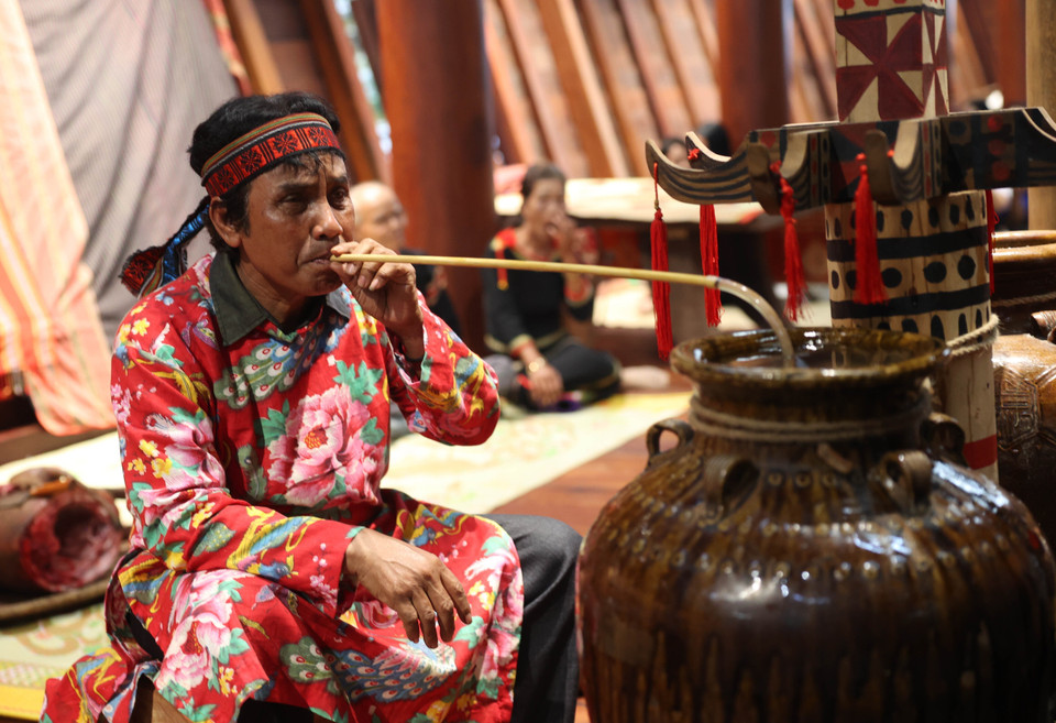 在埃地族的各项仪式中，酒坛不仅用于盛装竹竿酒（Rượu cần），更被视为诸位神灵的居所。图自越通社