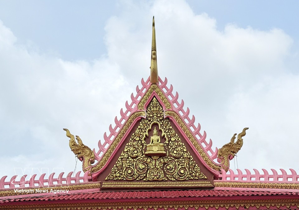 寺顶装饰的神鸟Krud和龙纹图案，是高棉文化中力量与护佑的象征。图自越通社