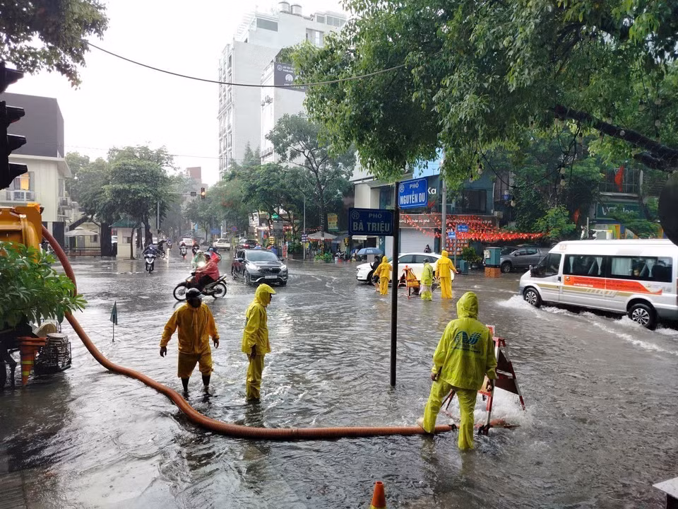 有关单位在暴雨中积极排水。图自越通社