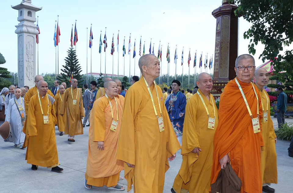 来自各国的僧侣和佛教代表出席2025年联合国卫塞节开幕式。图自越通社