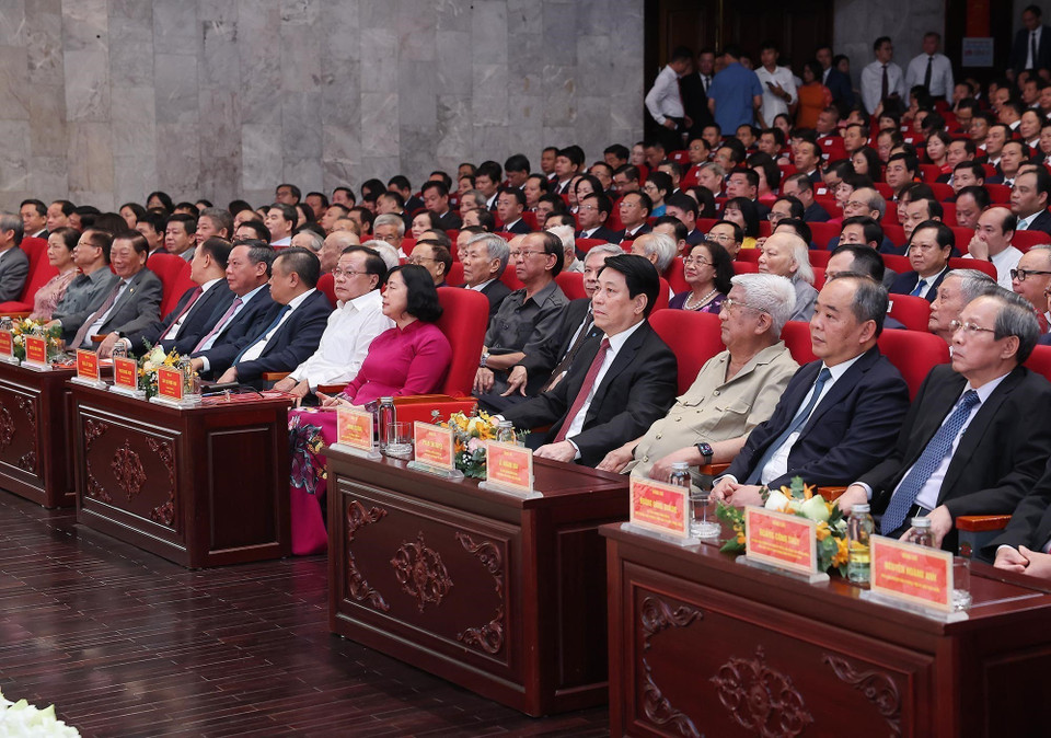 国家主席梁强与与会代表出席公布仪式。图自越通社