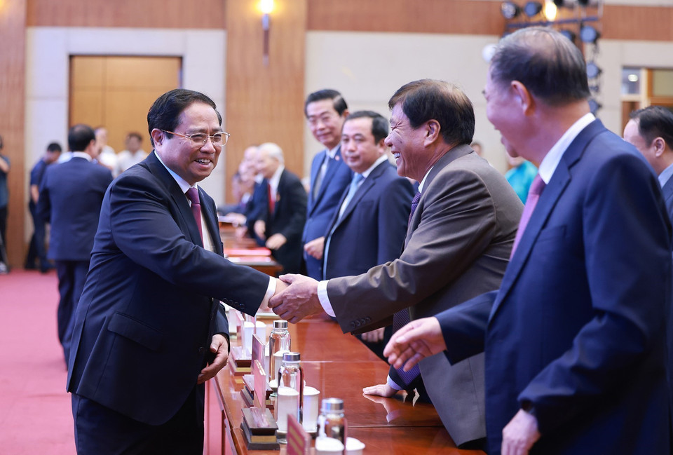 海防市现任和前任领导出席中央关于行政单位合并的决议公布仪式。图自越通社