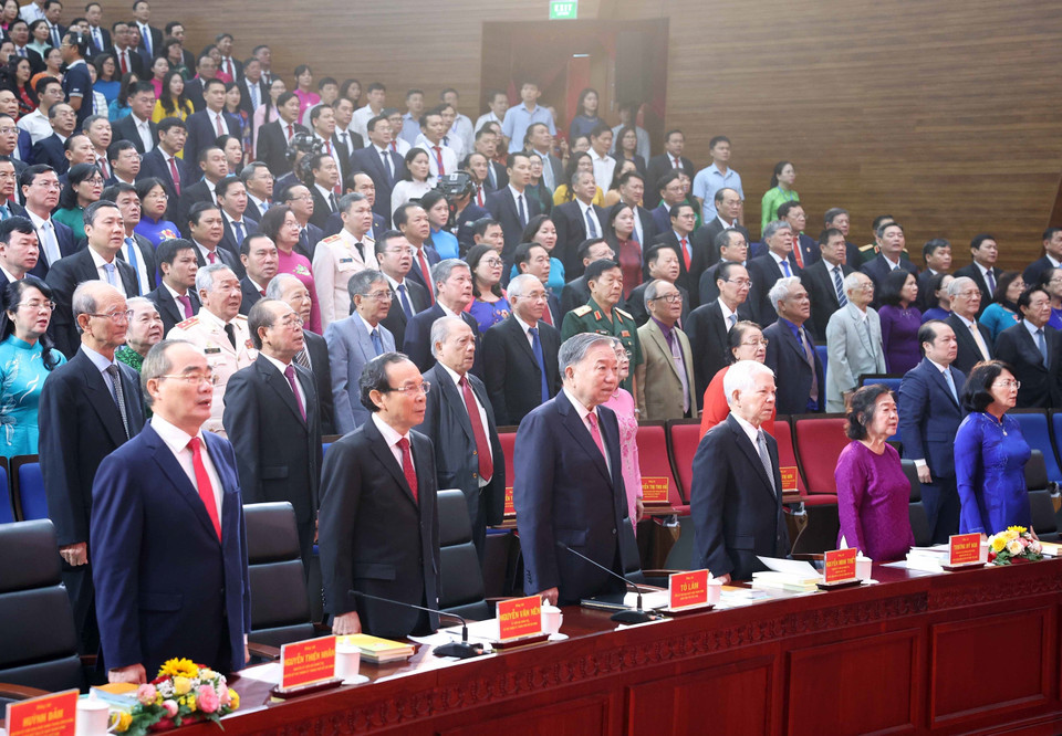 越共中央总书记苏林与越南党、国家现任和前任领导出席行政单位合并决议公布仪式。图自越通社