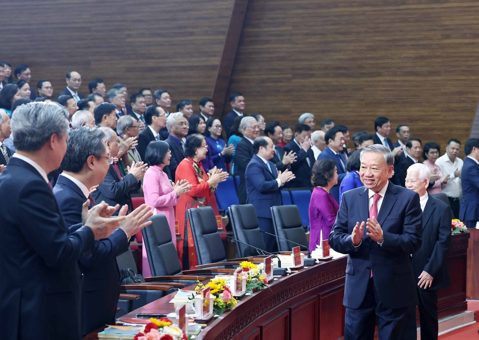 越共中央总书记苏林出席在胡志明市举行的行政单位合并决议公布仪式。图自越通社