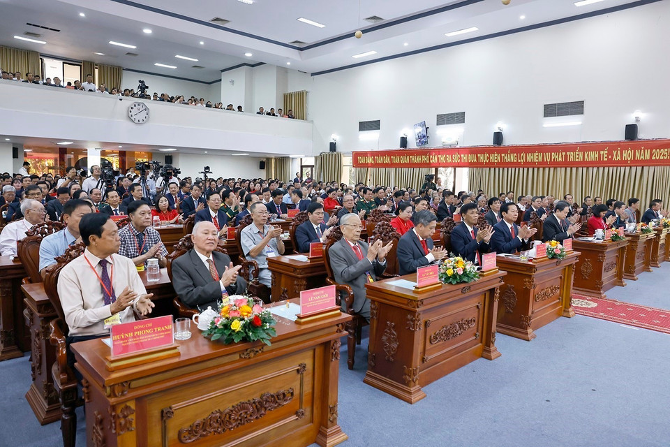 国会主席陈清敏出席在芹苴市举行的省级行政单位合并决议公布仪式。图自越通社