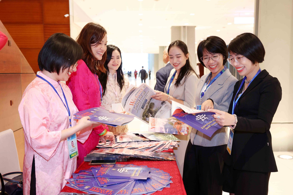 国际代表参观了解越南通讯社的新闻产品。图自越通社