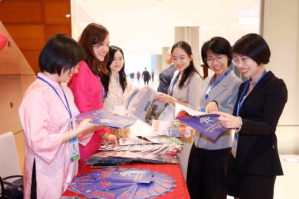 国际代表参观了解越南通讯社的新闻产品。图自越通社
