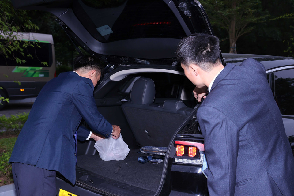 警卫力量于10 月 25日上午在国家会议中心对进入车辆进行检查。图自越通社