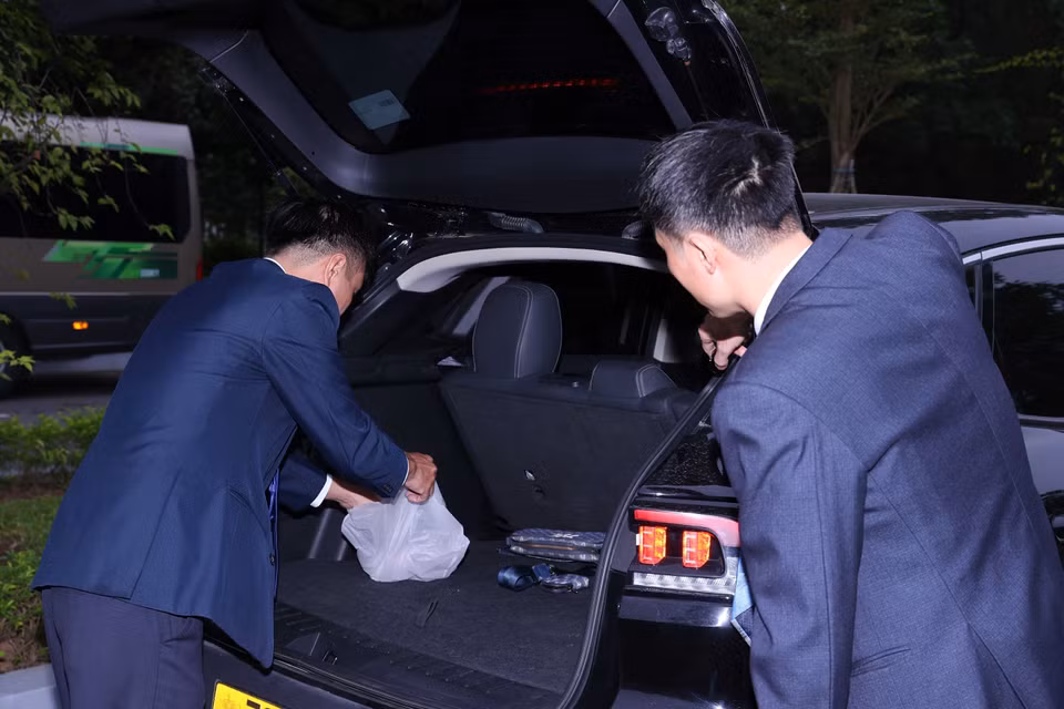 警卫力量于10 月 25日上午在国家会议中心对进入车辆进行检查。图自越通社