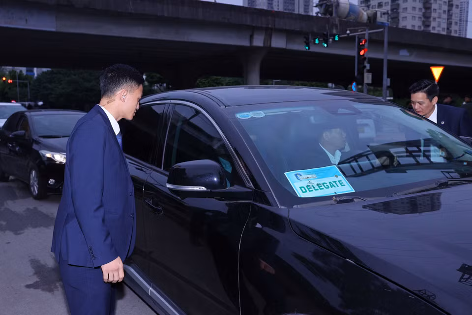 警卫力量于10 月 25日上午在国家会议中心对进入车辆进行检查。图自越通社