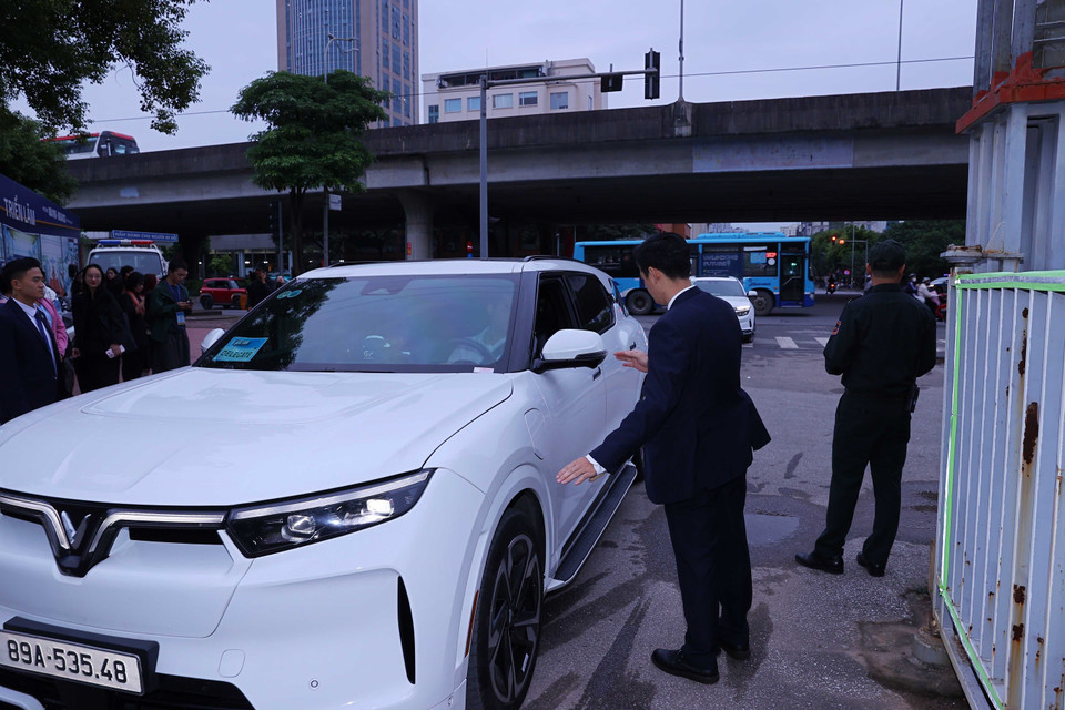 警卫力量于10 月 25日上午在国家会议中心对进入车辆进行检查。图自越通社