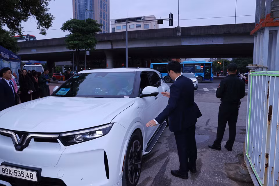 警卫力量于10 月 25日上午在国家会议中心对进入车辆进行检查。图自越通社