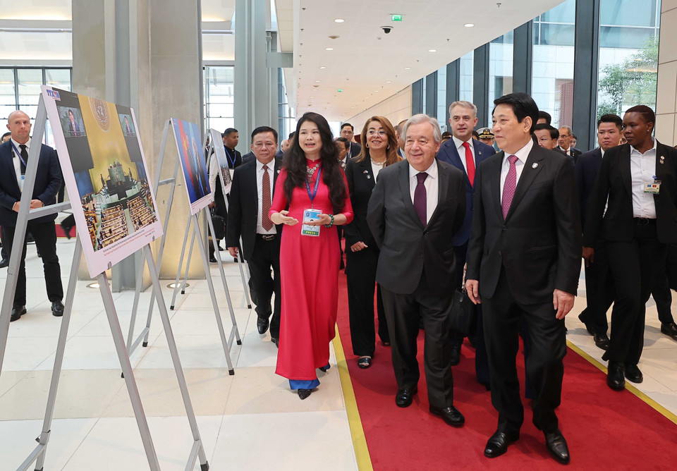 国家主席梁强与联合国秘书长安东尼奥·古特雷斯及各国代表团团长参观越南通讯社举办的摄影专题展。图自越通社