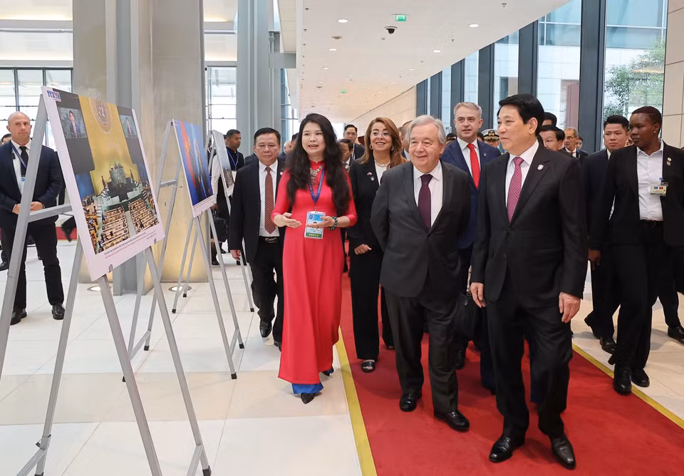 国家主席梁强与联合国秘书长安东尼奥·古特雷斯及各国代表团团长参观越南通讯社举办的摄影专题展。图自越通社