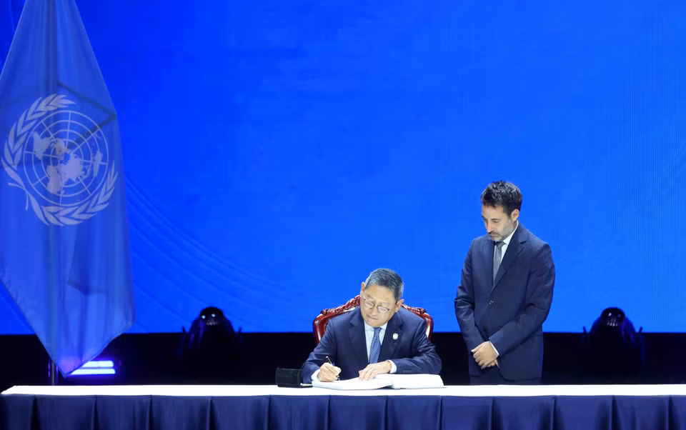 柬埔寨王国副首相兼内务部长Sok Chenda Sophea签署《联合国打击网络犯罪公约》。图自越通社