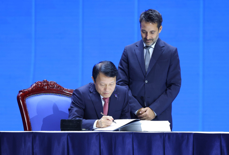 越南公安部长梁三光签署《联合国打击网络犯罪公约》。图自越通社