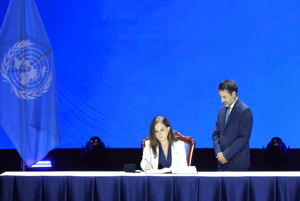 智利代表签署《联合国打击网络犯罪公约》。图自越通社