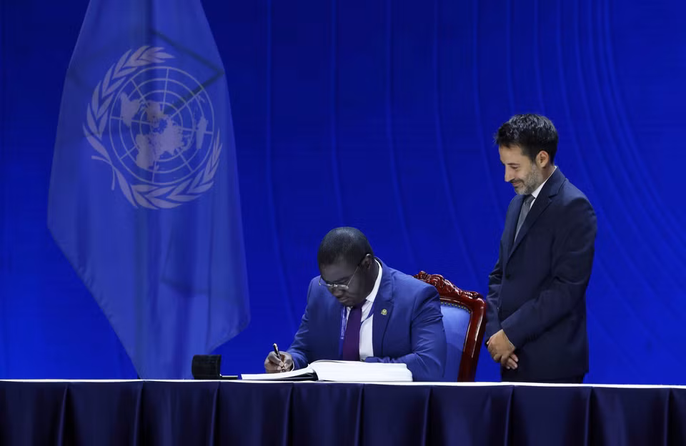 几内亚比绍代表签署《联合国打击网络犯罪公约》。图自越通社