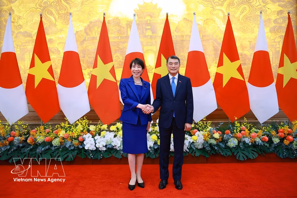 欢迎仪式结束后，两位总理举行会谈。图自越通社