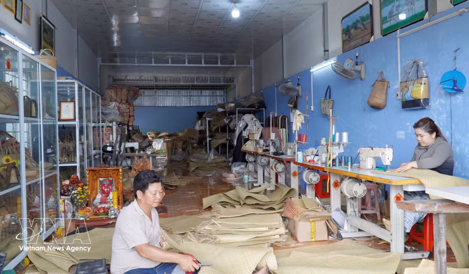 江成乡边境地区居民用蒲草加工手工艺品。图自越通社