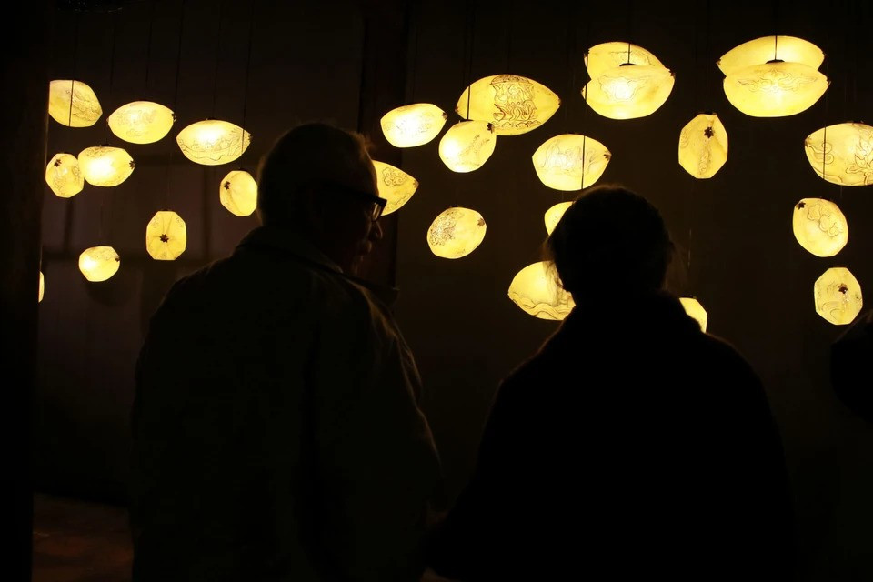 《触动》是以稻谷粒为载体的作品，上面刻画了升龙古都空间中一些突出的文化象征图案。图自Vietnam+