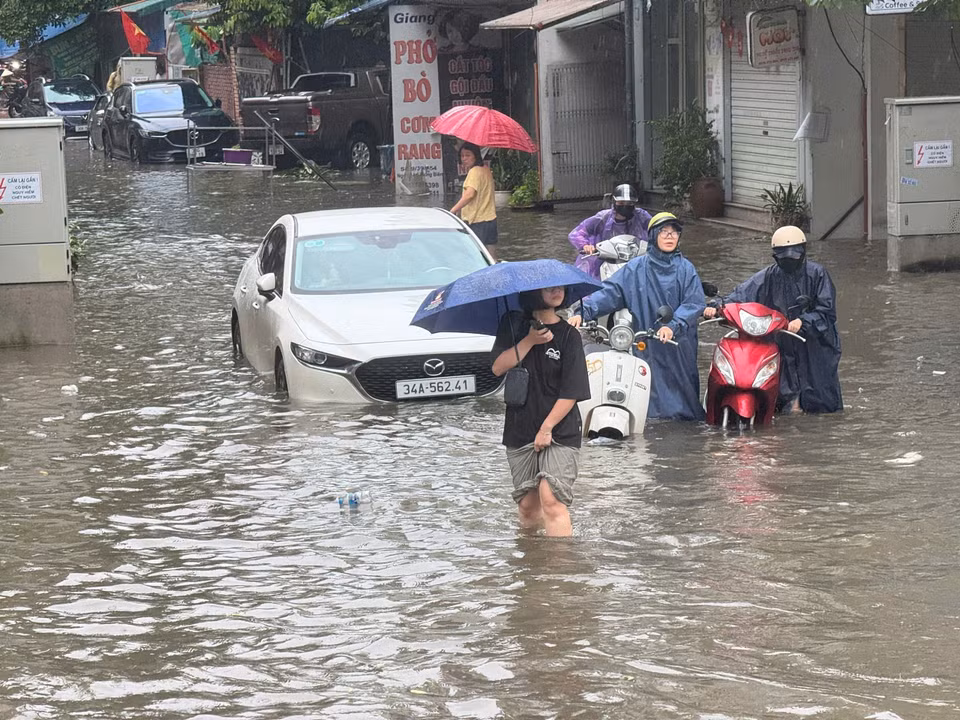 红进街（菩提坊）被积水严重淹没。图自越通社