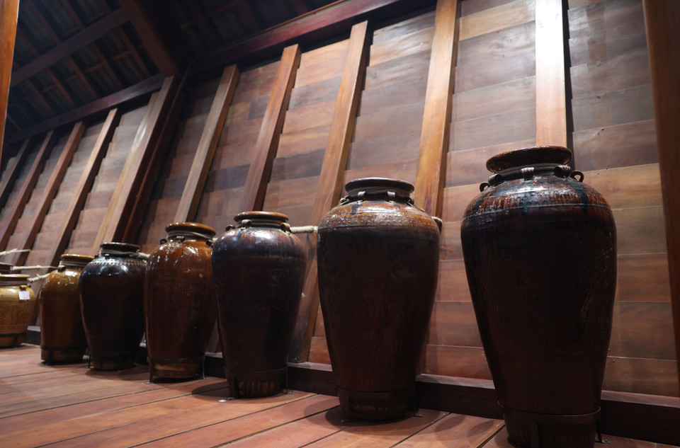 自古以来，酒坛是家族富有与权力的象征，被安置在家中尊贵的位置。图自越通社