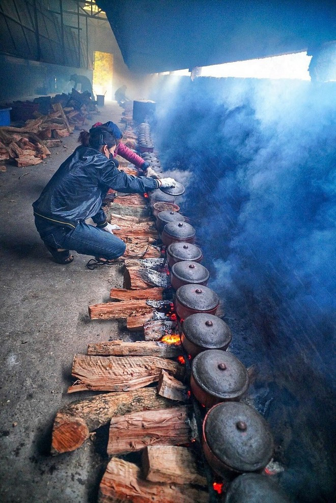 红烧鱼采用简单的乡土食材进行炖煮。图自越通社