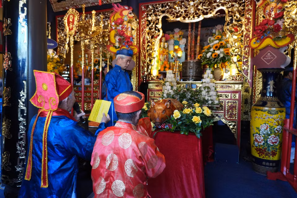 各位元老在普伦瀑布旅游区雄王庙举行传统祭祀仪式。图自越通社