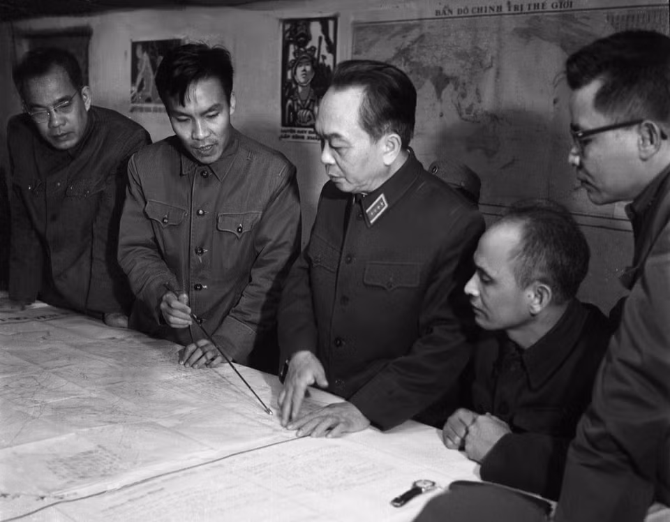 1972年12月30日，武元甲大将造访防空空军军种司令部。这支部队是与首都军民并肩作战、挫败美国空军对河内战略轰炸阴谋的核心力量，为保卫祖国立下赫赫战功。图自越通社