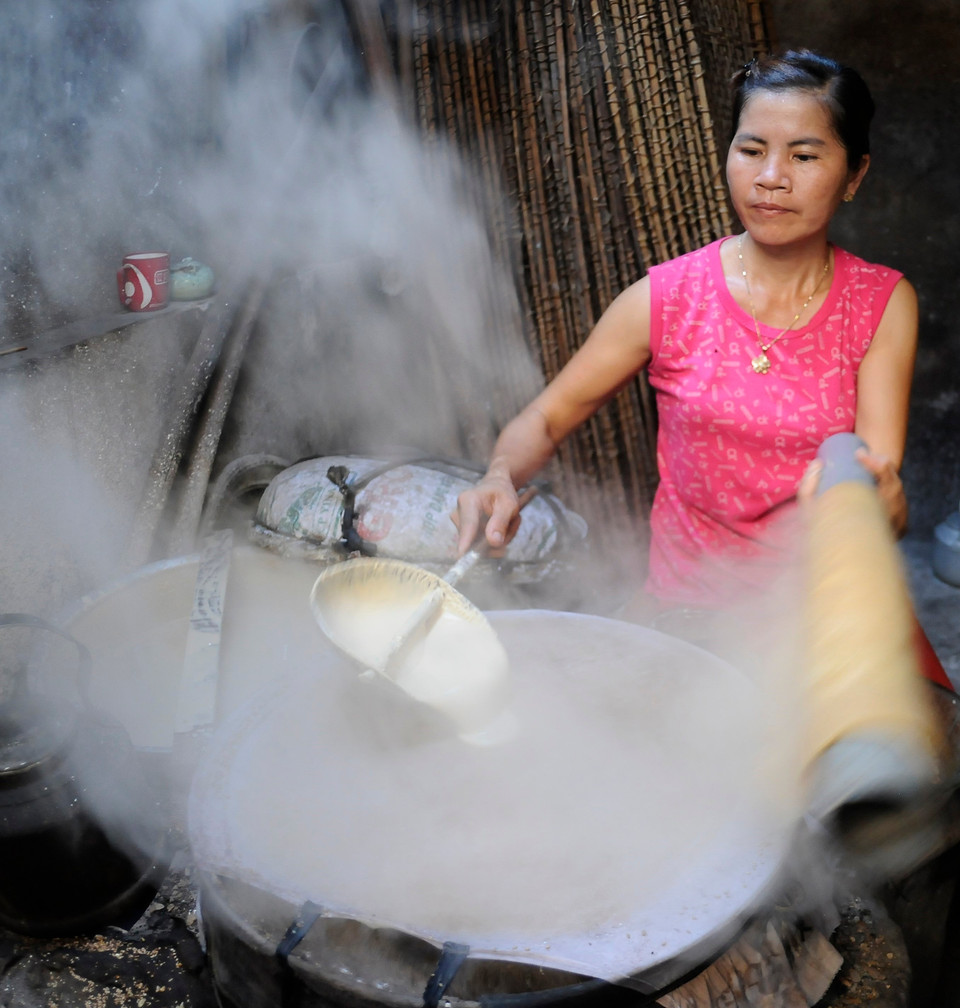 土河村春卷皮的制作工序。图自越通社