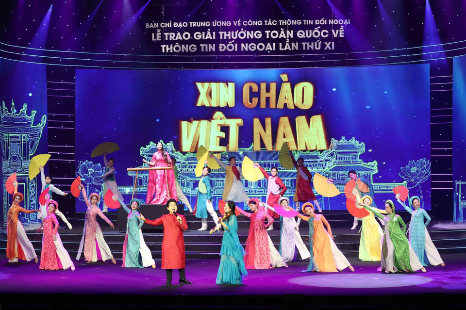 第十一届全国对外新闻奖颁奖仪式上的文艺表演节目。图自越通社