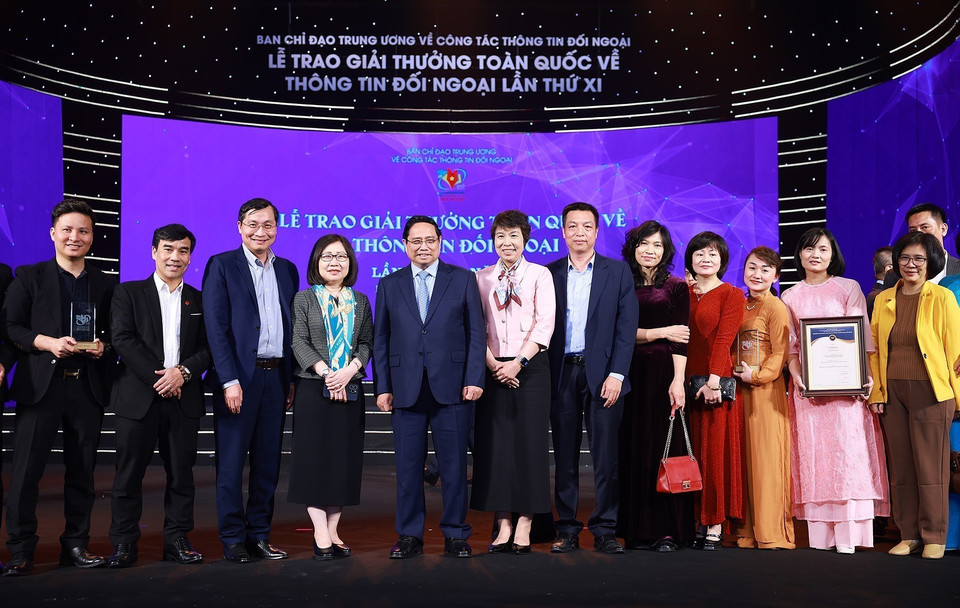 政府总理范明政与荣获第十一届全国对外新闻奖的越南通讯社作者及作者组合影。图自越通社