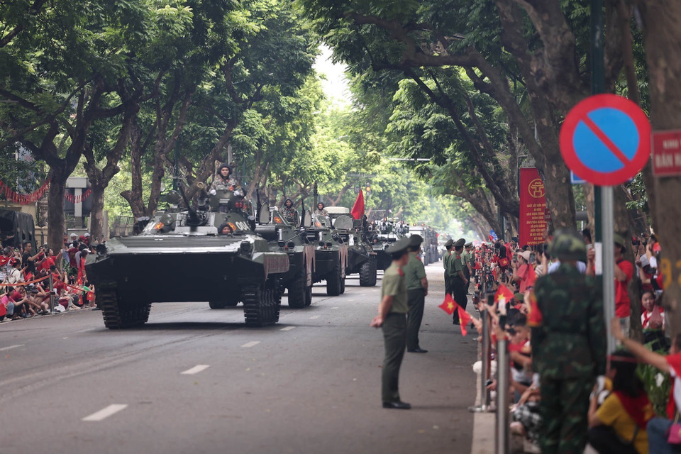 各个阅兵、游行方阵在A80总彩排中行进于河内街头。图自越通社