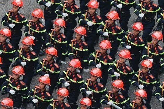 各个阅兵、游行方阵在A80总彩排中行进于河内街头。图自越通社