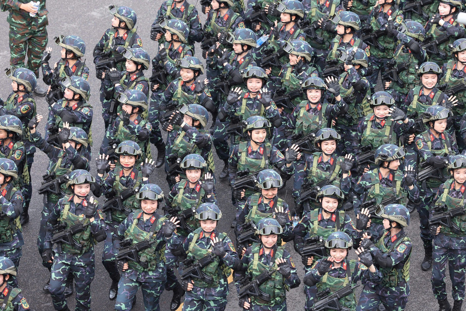 各个阅兵、游行方阵在A80总彩排中行进于河内街头。图自越通社