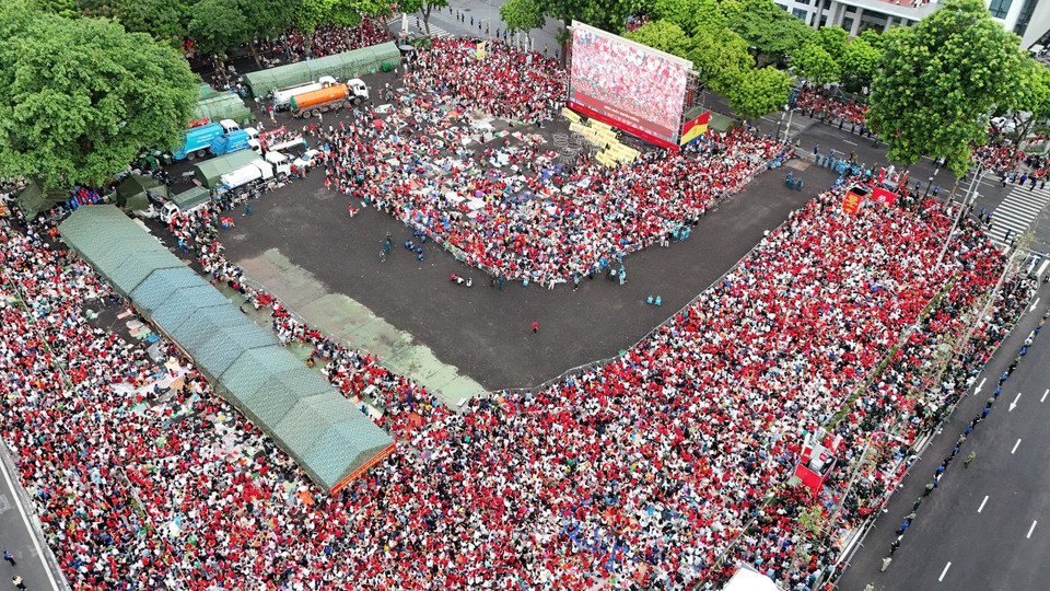 数万名市民聚集在巴亭广场周边，观赏A80阅兵、游行总彩排盛况。图自越通社
