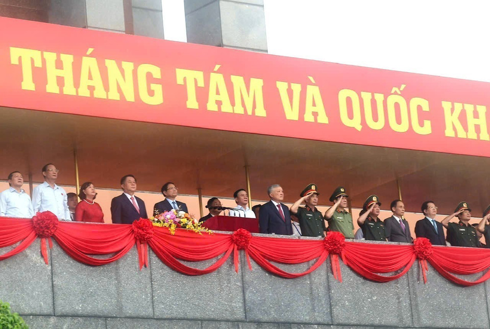 范明政总理与党和国家领导人在主席台上举行升旗仪式。 图自越通社