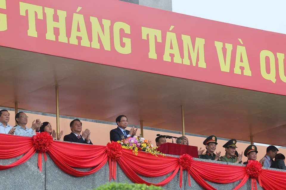 政府总理范明政与党和国家领导人在主席台上出席并观摩A80盛典总彩排。图自越通社