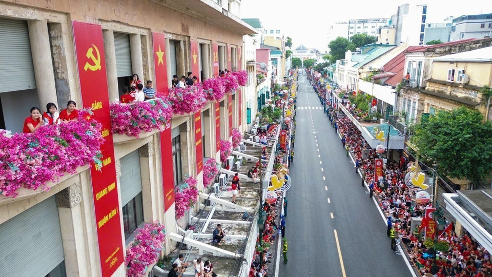 民众聚集在场钱十字路口，观看A80事件阅兵、游行彩排。 图自越通社