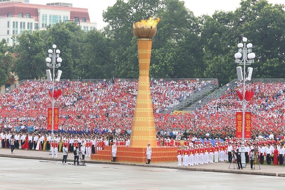 活动以圣火传递仪式拉开帷幕，点燃象征越南民族渴望的圣火台。 图自越通社